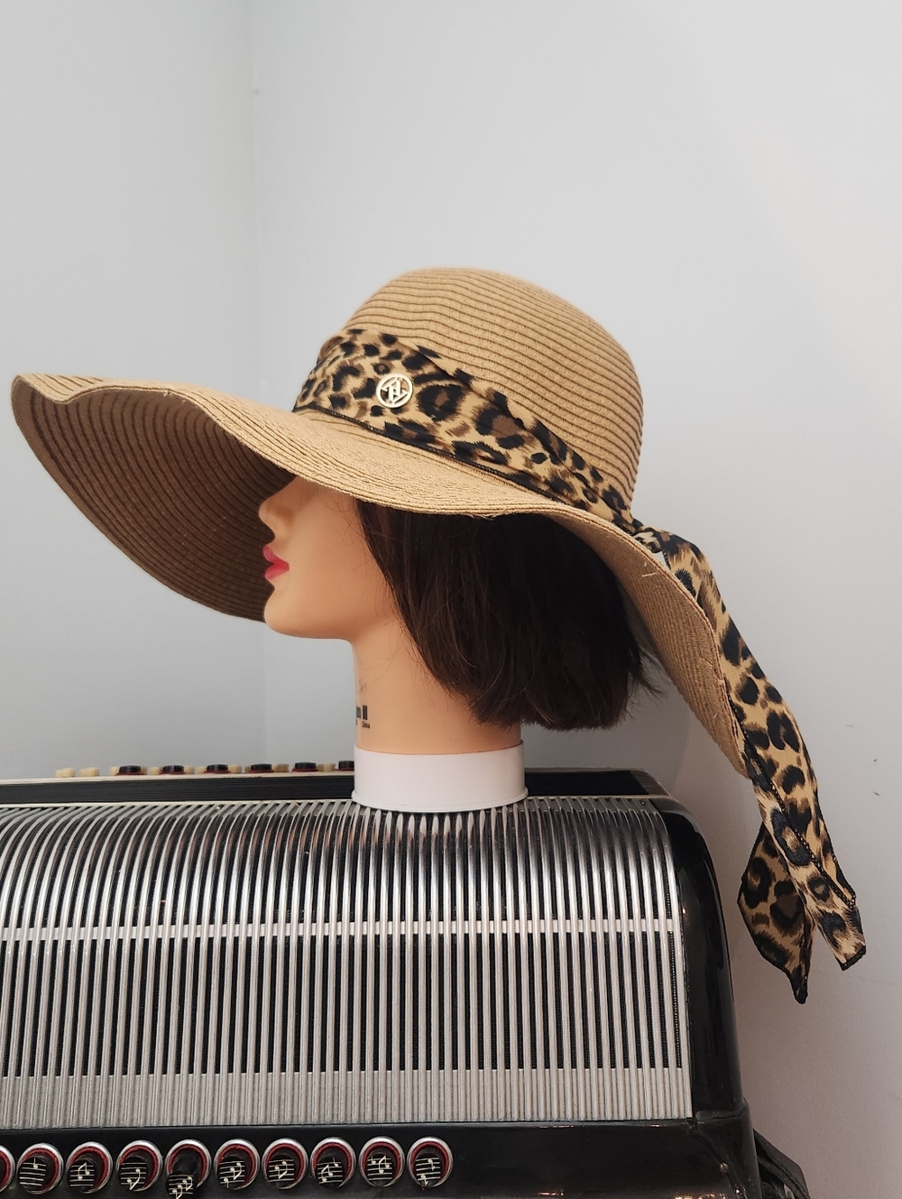 NWOT - ADRIENNE VITTADINI WIDE BRIM SUN HAT W/CHEETAH PRINT RIBBON